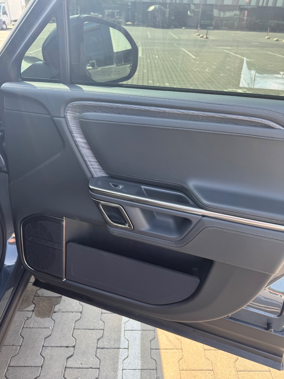 Rivian R1S - фото 12