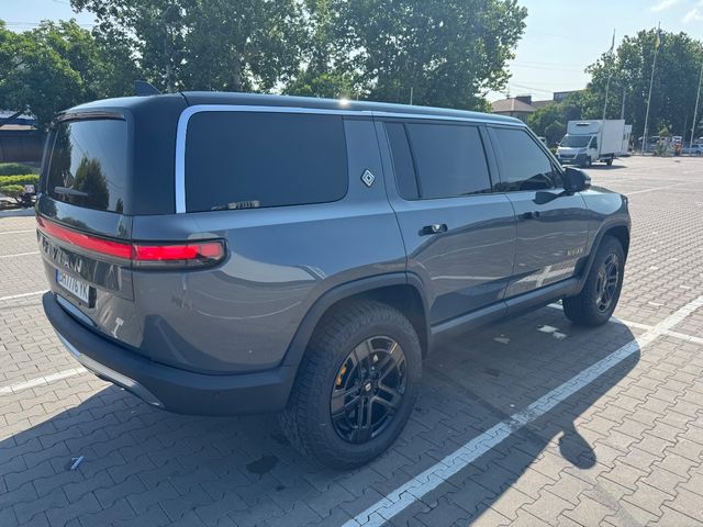 Rivian R1S - фото 2