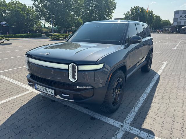 Rivian R1S - фото 1