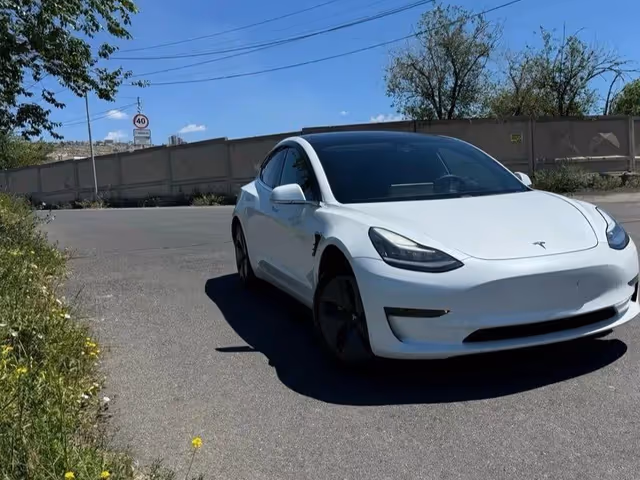 Tesla Model 3 - фото 1