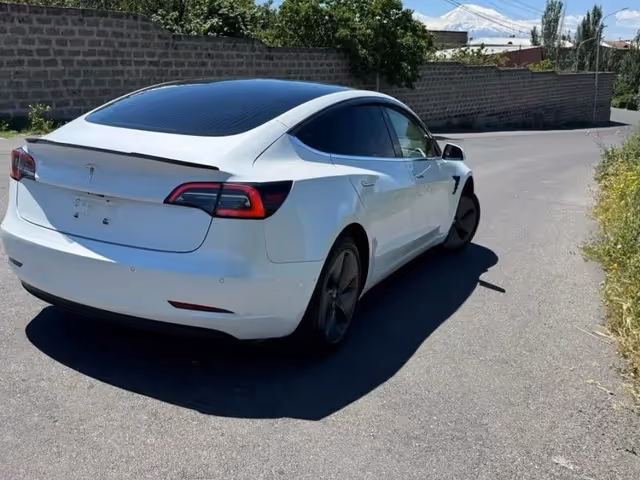 Tesla Model 3 - фото 4