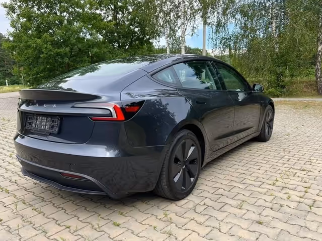 Tesla Model 3 - фото 2