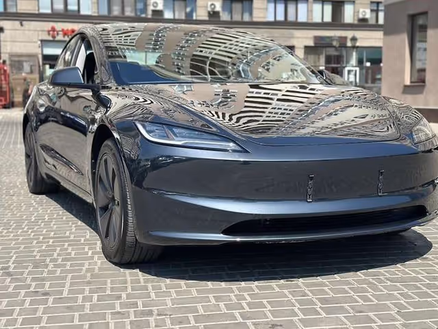 Tesla Model 3 - фото 1