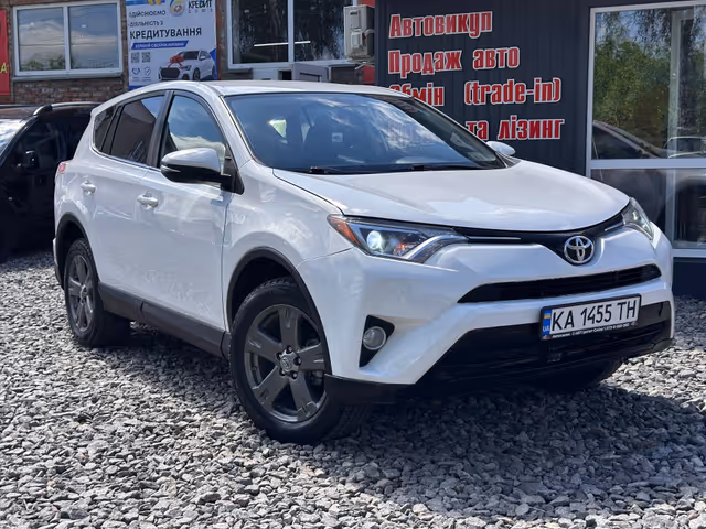 Toyota RAV4 - фото 1