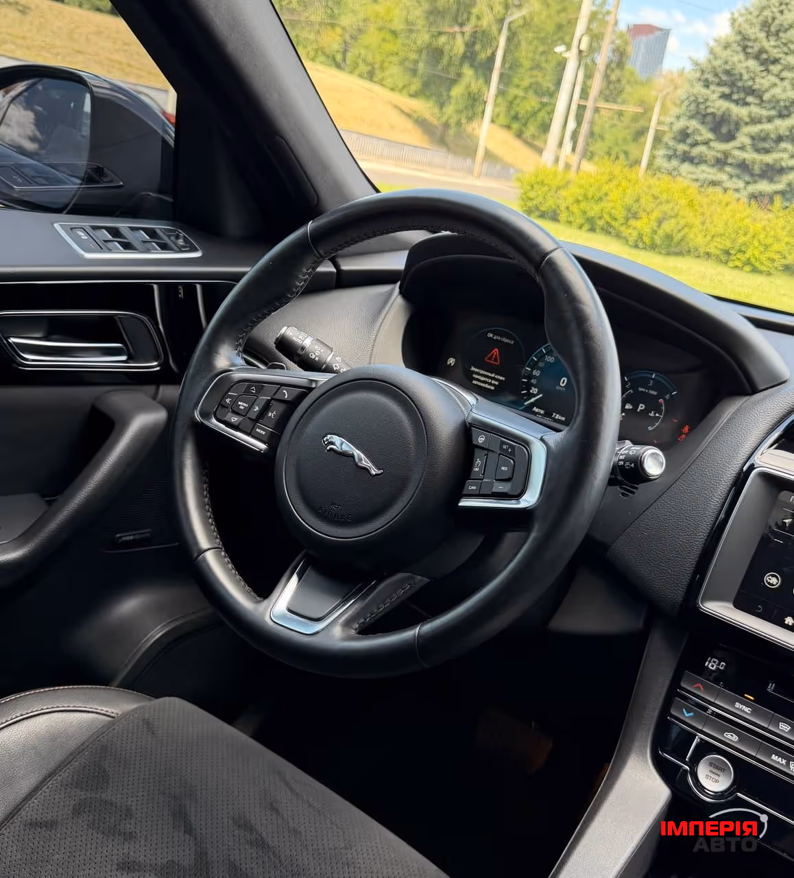 Jaguar F-Pace - фото 10