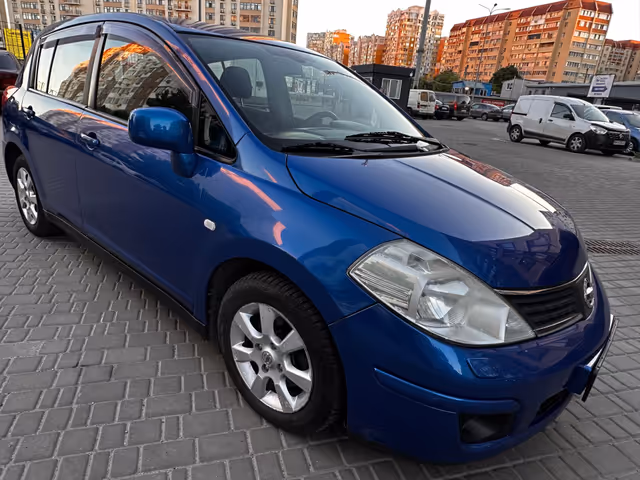 Nissan Tiida - фото 1