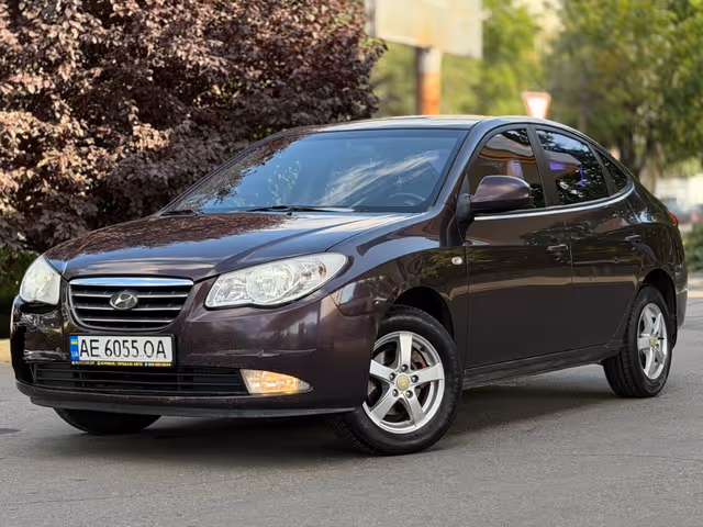 Hyundai Elantra - фото 1