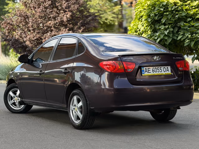 Hyundai Elantra - фото 3