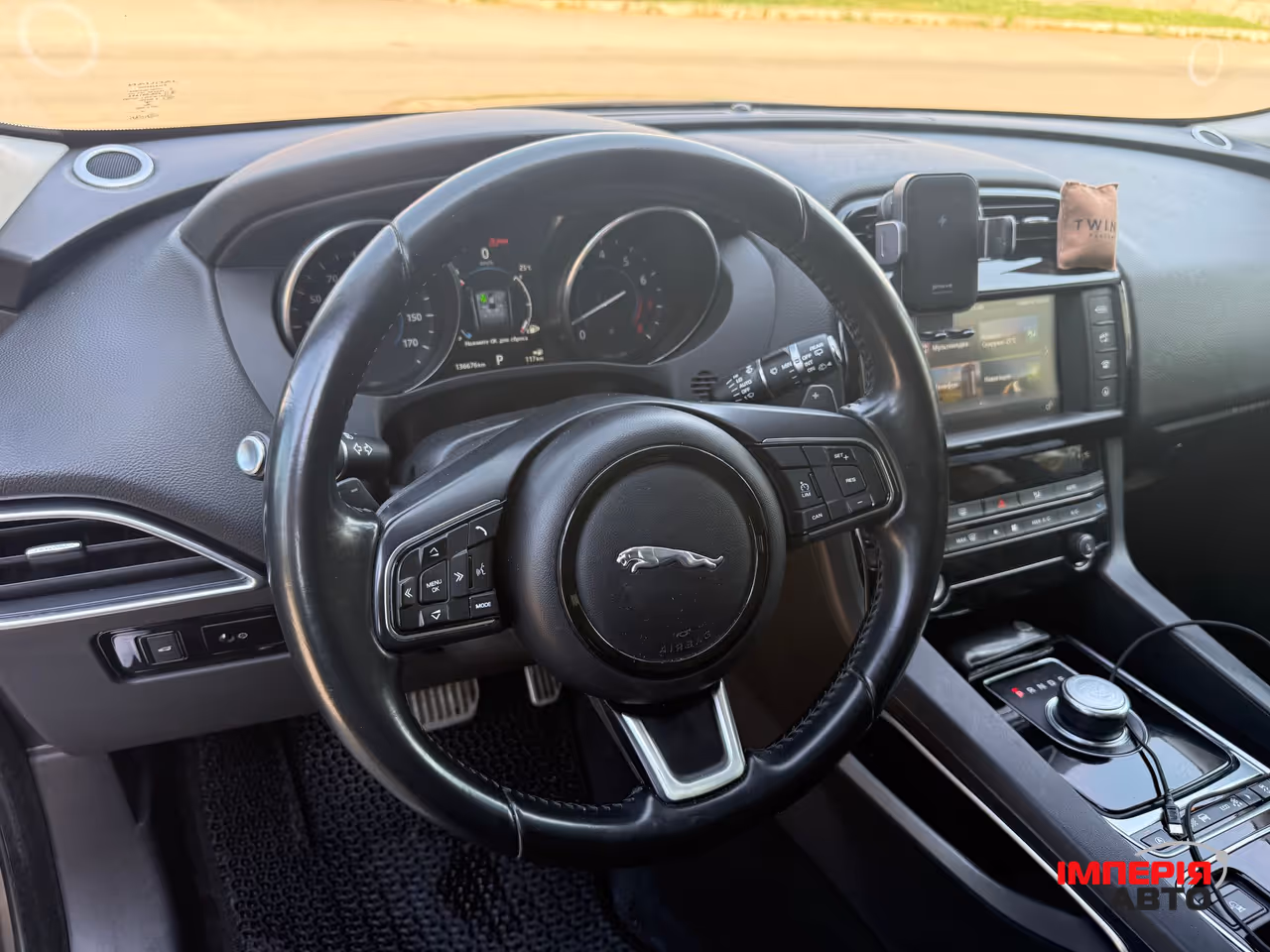 Jaguar F-Pace - фото 17