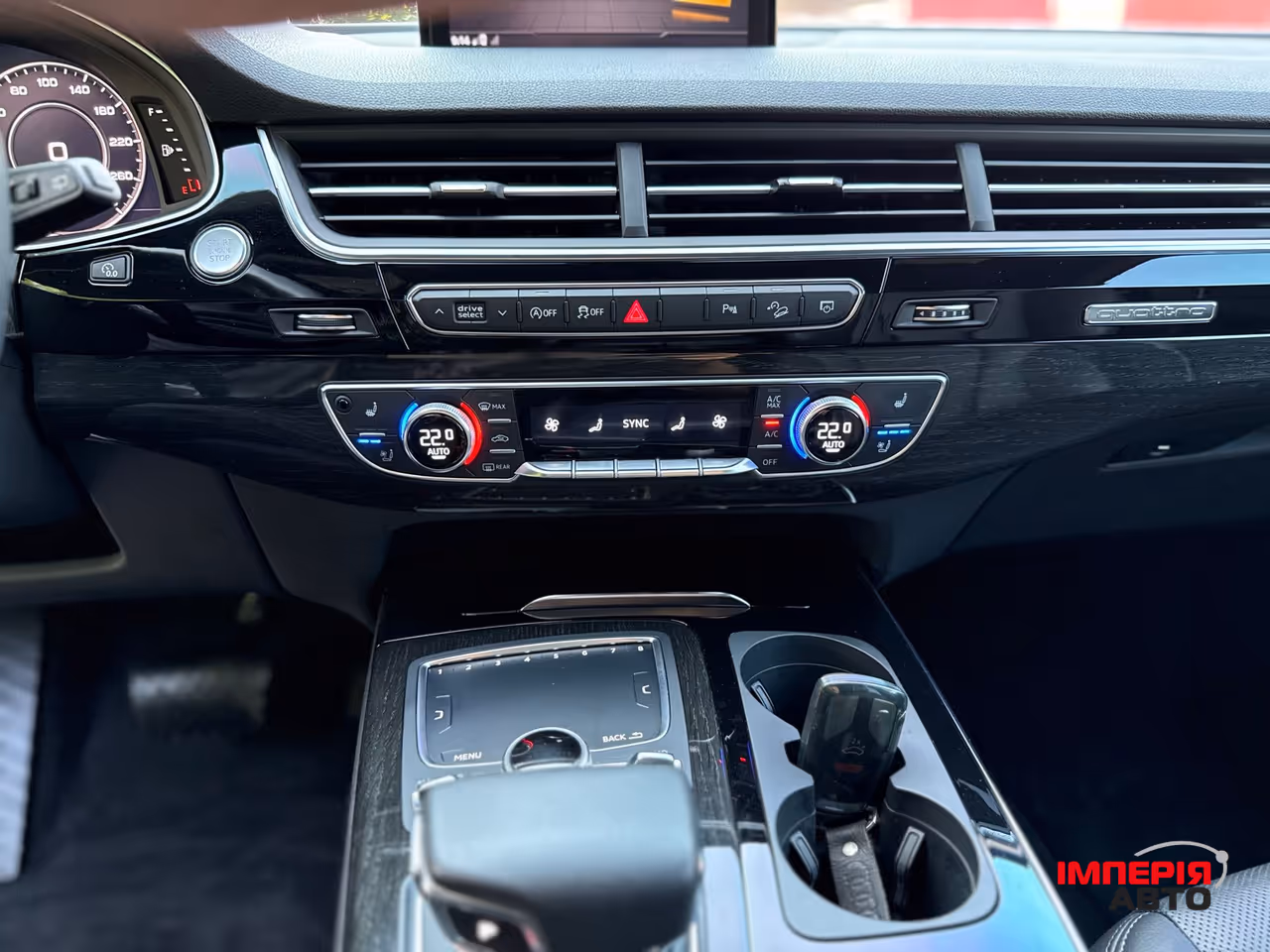 Audi Q7 - фото 24