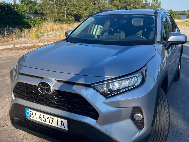 Toyota RAV4 - фото 1