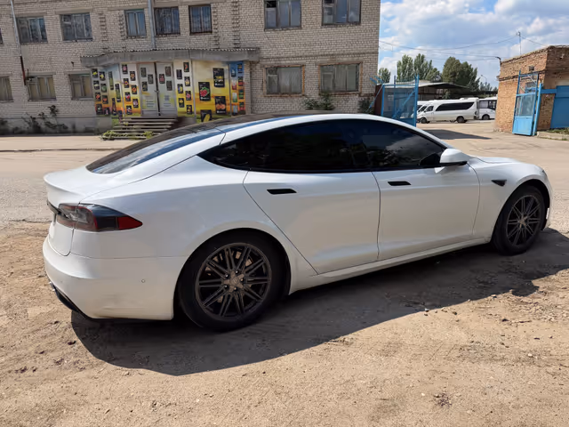 Tesla Model S - фото 5