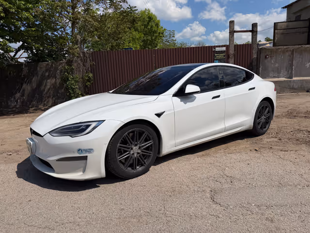 Tesla Model S - фото 1