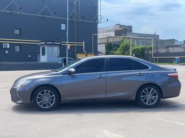 Toyota Camry - фото 2