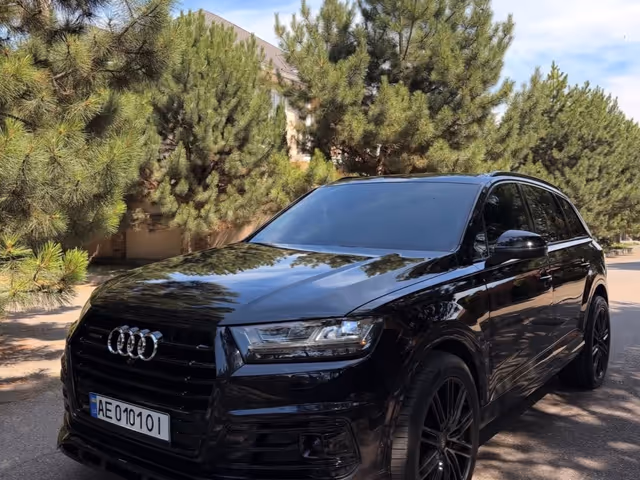 Audi Q7 - фото 1