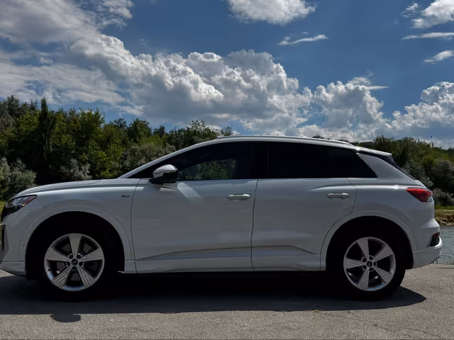 Audi Q4 e-tron - фото 1