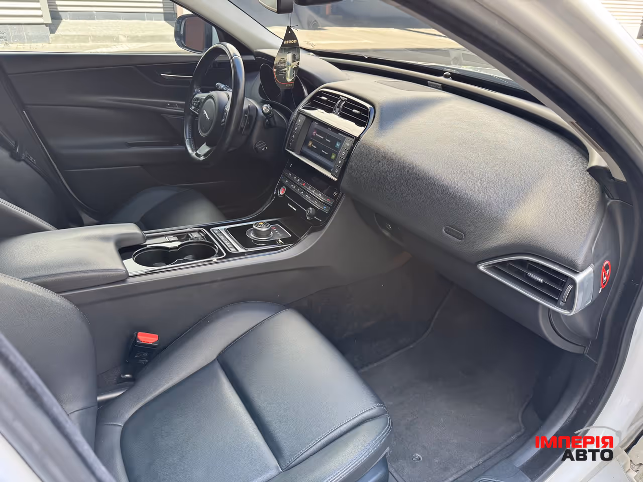 Jaguar XE - фото 54