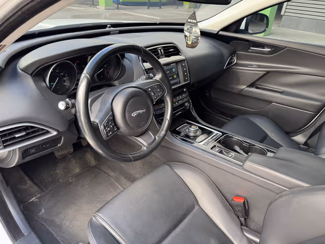 Jaguar XE - фото 5
