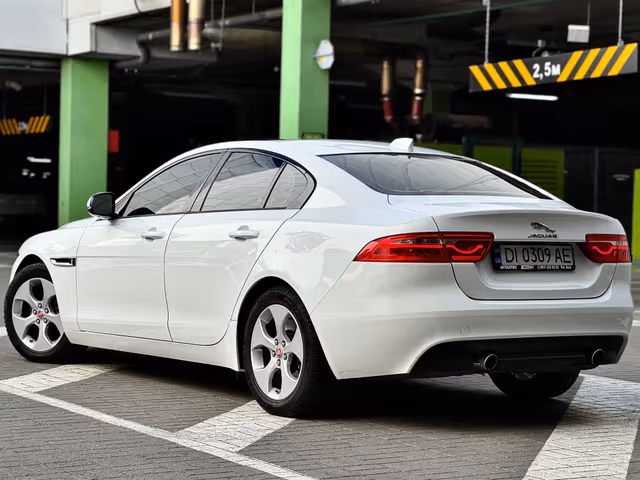 Jaguar XE - фото 4