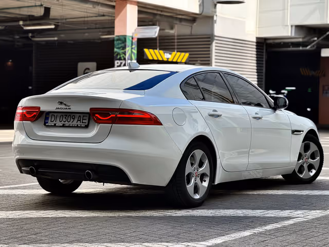 Jaguar XE - фото 3