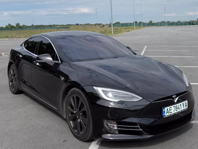 Tesla Model S - фото 1