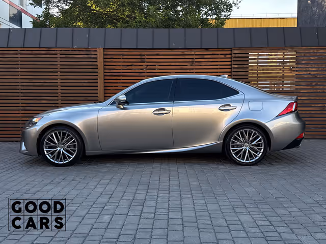 Lexus IS - фото 4