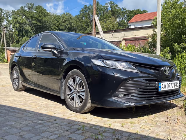Toyota Camry - фото 1