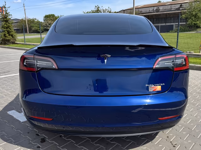 Tesla Model 3 - фото 2