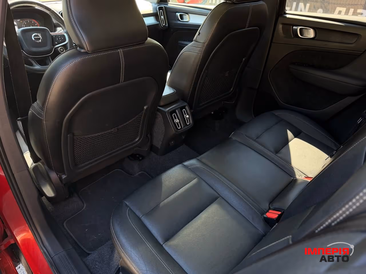 Volvo XC40 - фото 8