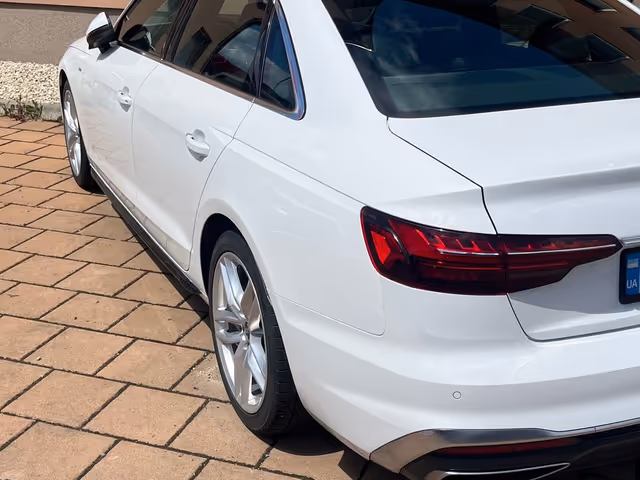Audi A4 - фото 5
