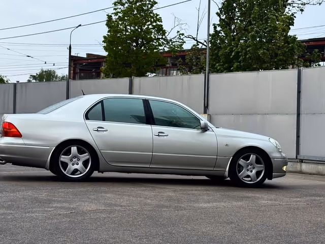 Lexus LS - фото 3