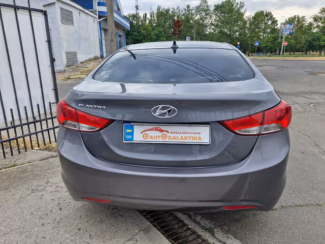Hyundai Elantra - фото 3