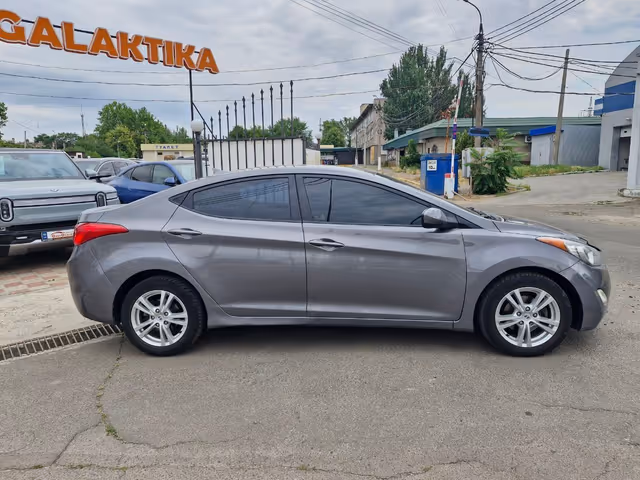 Hyundai Elantra - фото 2