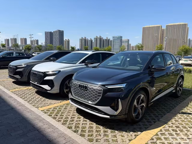 Audi Q4 e-tron - фото 1