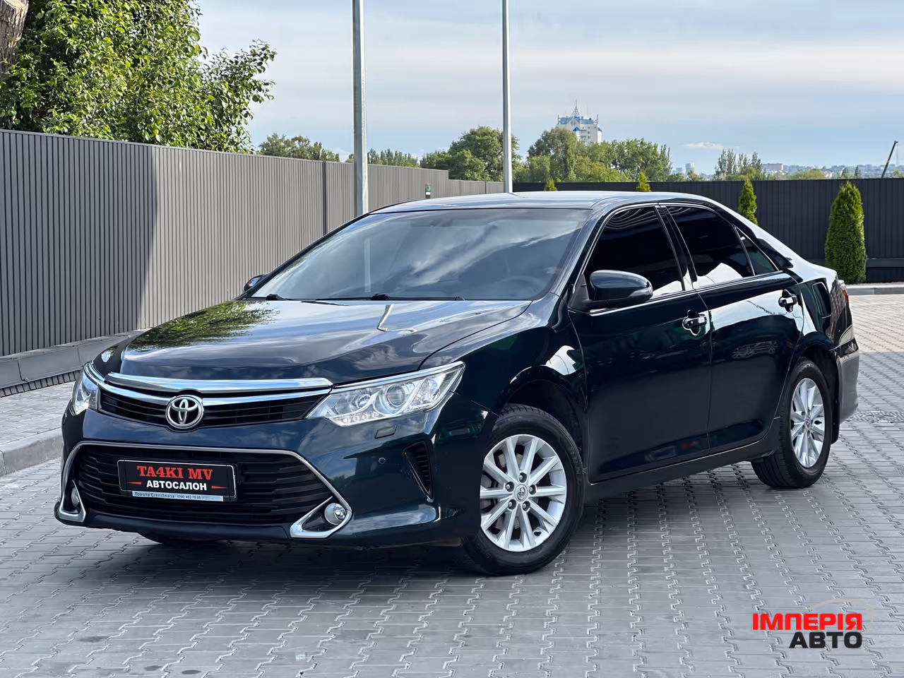 Toyota Camry - фото 1