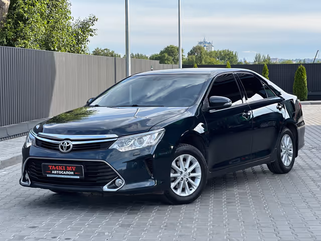 Toyota Camry - фото 1