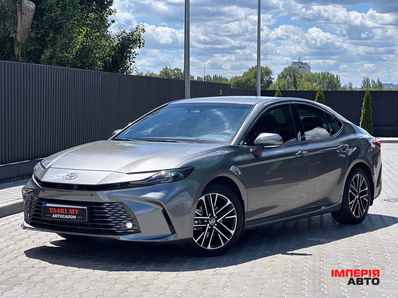 Toyota Camry - фото 1