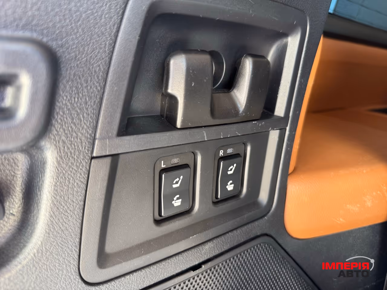 Toyota Sequoia - фото 7
