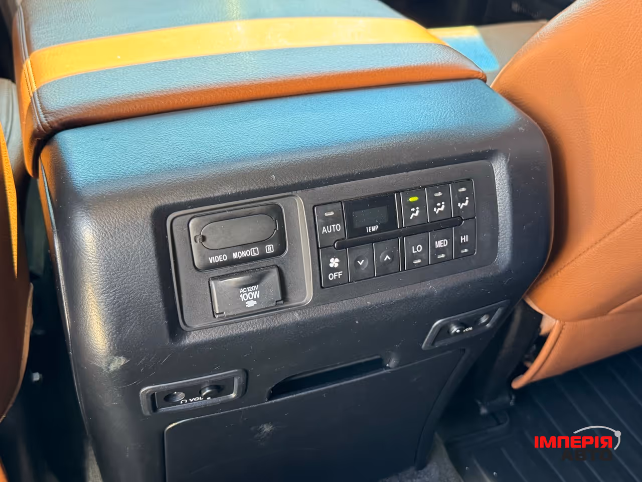 Toyota Sequoia - фото 18