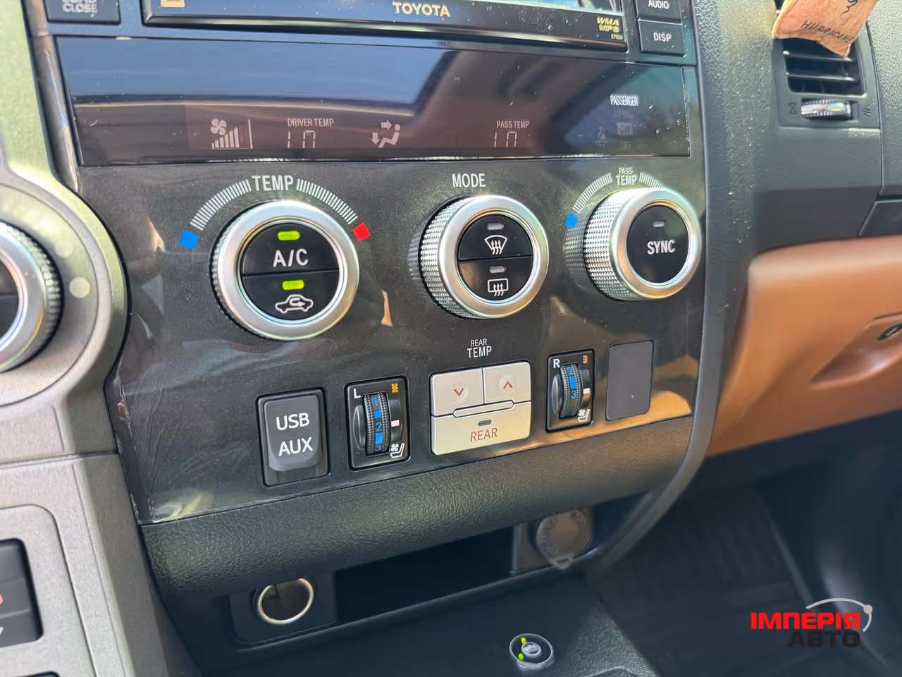 Toyota Sequoia - фото 14