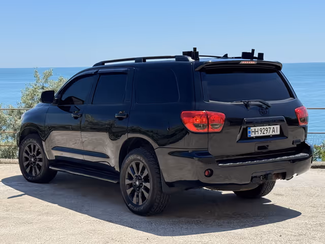 Toyota Sequoia - фото 5