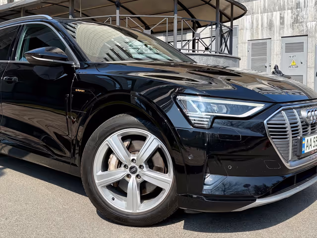 Audi e-tron - фото 4