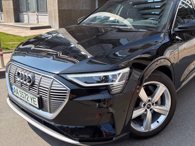 Audi e-tron - фото 1