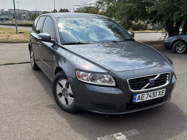 Volvo V50 - фото 1