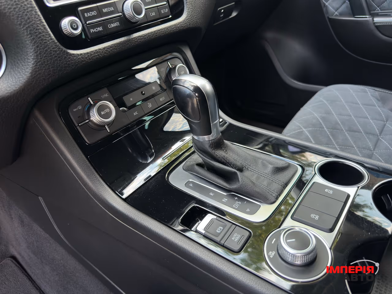 Volkswagen Touareg - фото 9