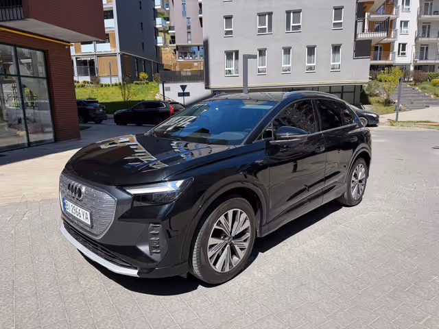 Audi Q4 e-tron - фото 1