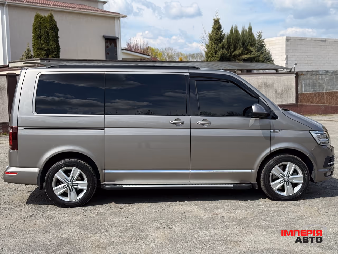 Volkswagen Multivan - фото 8