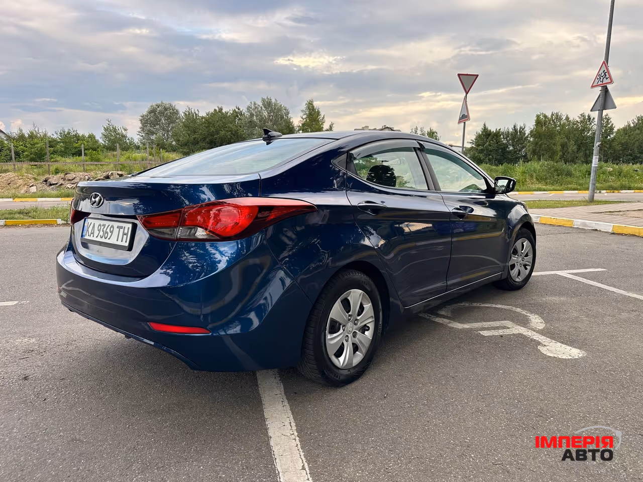 Hyundai Elantra - фото 3