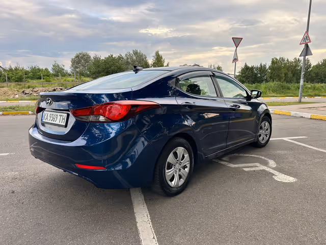 Hyundai Elantra - фото 3