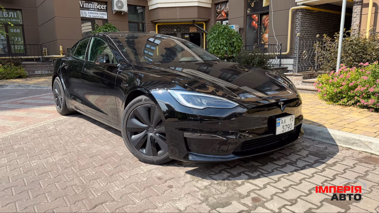 Tesla Model S - фото 1